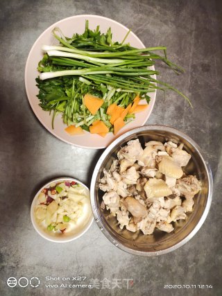 鸡肉炒芹菜的做法步骤：1