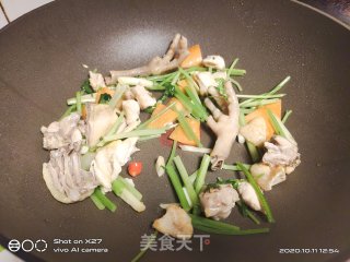 鸡肉炒芹菜的做法步骤：2