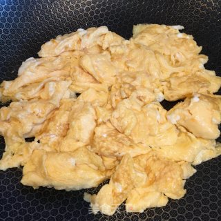 鸡蛋炒洋葱木耳的做法步骤：4