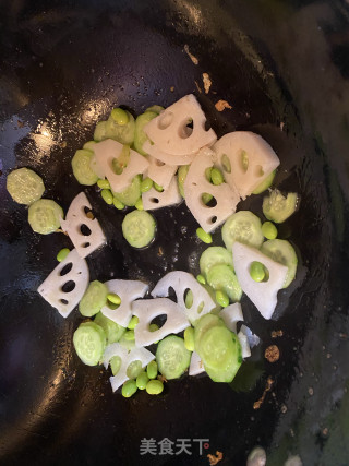 原创【仙草味道私房菜】女儿的味道「藕炒毛豆」的做法步骤：3