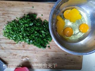 快手小炒   鸡蛋炒韭菜的做法步骤：2