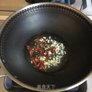 白玉菇炒丝瓜的做法步骤：1