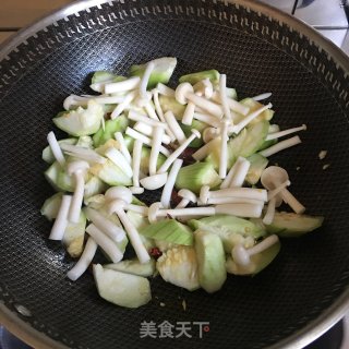 白玉菇炒丝瓜的做法步骤：2