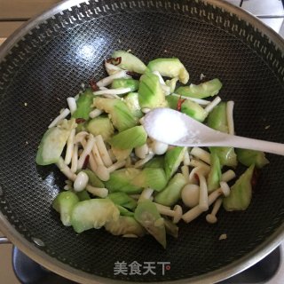 白玉菇炒丝瓜的做法步骤：3