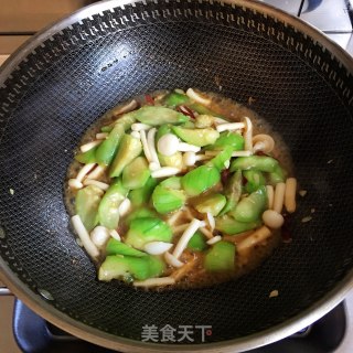 白玉菇炒丝瓜的做法步骤：4