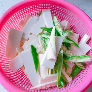 腊肉炒高笋的做法步骤：2