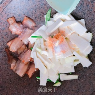 腊肉炒高笋的做法步骤：5