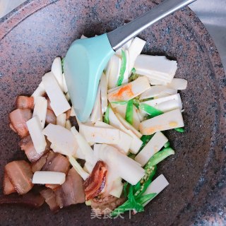 腊肉炒高笋的做法步骤：6