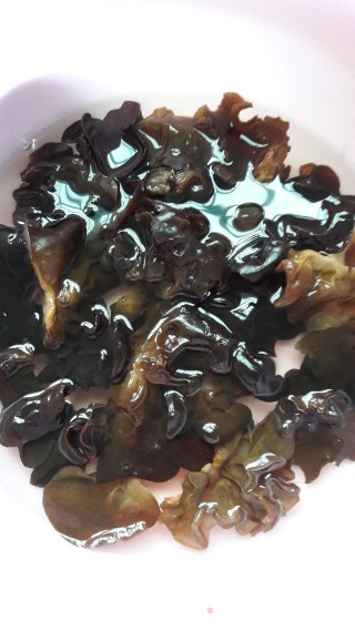 木耳炒肉的做法步骤：1
