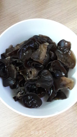 木耳炒肉的做法步骤：3