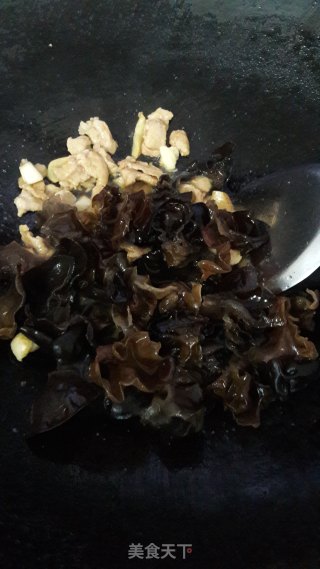 木耳炒肉的做法步骤：7