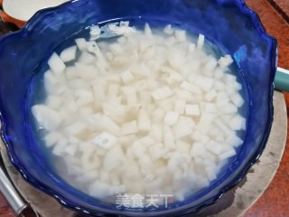 酱香酸辣藕丁的做法步骤：1