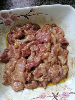 芹菜炒肉的做法步骤：1