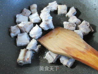 胡萝卜烧排骨的做法步骤：2