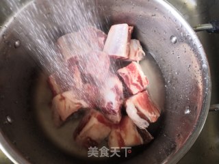 绿豆苦瓜排骨汤的做法步骤：2