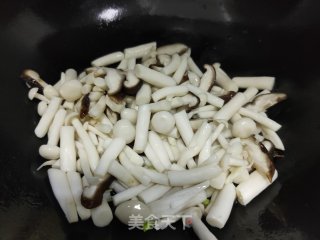 双菇炒油菜的做法步骤：9