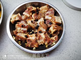 南瓜蒸排骨的做法步骤：1