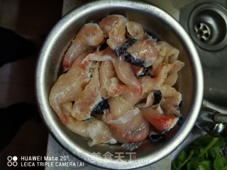 芹菜炒黑鱼片的做法步骤：1