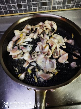芹菜炒黑鱼片的做法步骤：4
