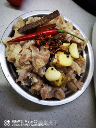 卤牛筋的做法步骤：1