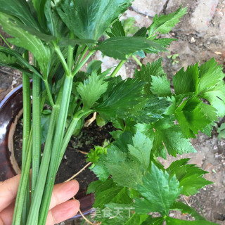 芹香酱牛肉炖土豆的做法步骤：1
