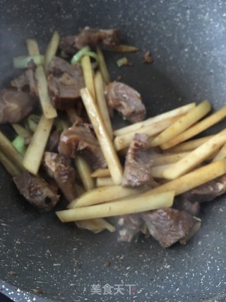 芹香酱牛肉炖土豆的做法步骤：11