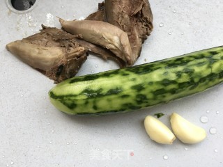 黄瓜拌鸽胸肉的做法步骤：2