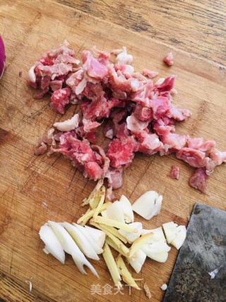 圆葱炒羊肉的做法步骤：1