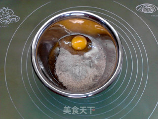 双重芝士德式啤酒伴侣火腿黑全麦格子华夫饼的做法步骤：3