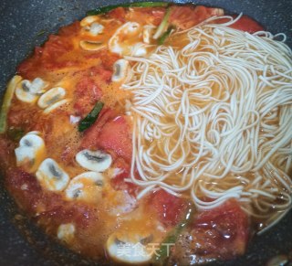 西红柿蘑菇鸡蛋汤面的做法步骤：5