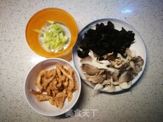 平菇木耳炒肉的做法步骤：1