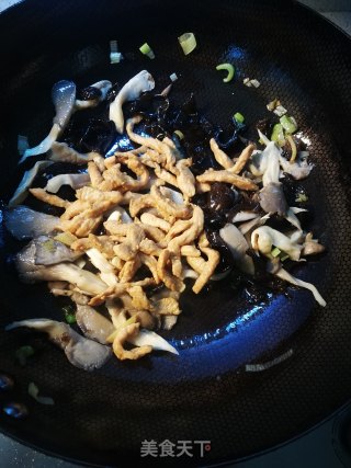 平菇木耳炒肉的做法步骤：5
