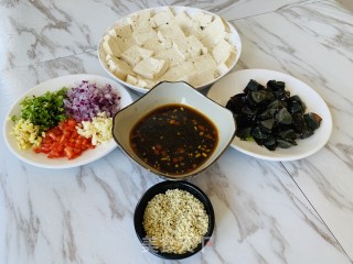 火麻仁浇汁豆腐松花蛋的做法步骤：1