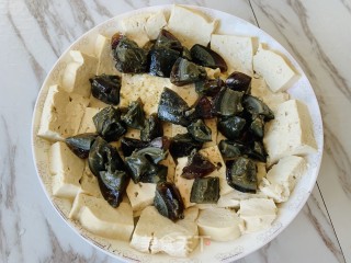 火麻仁浇汁豆腐松花蛋的做法步骤：2