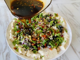 火麻仁浇汁豆腐松花蛋的做法步骤：4