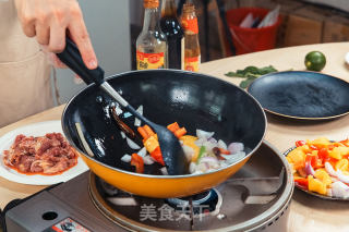小炒羊肉，家宴必备的做法步骤：2