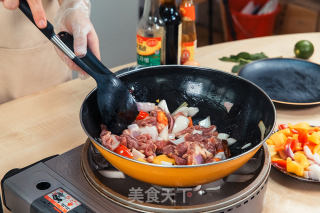 小炒羊肉，家宴必备的做法步骤：3