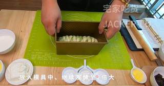 抹茶辫子吐司，超级柔软蓬松，奶香味十足的美味，满满奶香甜蜜。的做法步骤：14