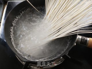 玉米牛肉酱拌面的做法步骤：2