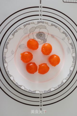 黑金肉松蛋黄酥的做法步骤：1