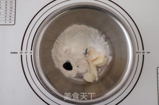 黑金肉松蛋黄酥的做法步骤：4
