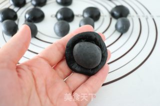 黑金肉松蛋黄酥的做法步骤：7