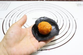 黑金肉松蛋黄酥的做法步骤：11