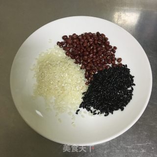 南瓜红豆黑米粥的做法步骤：1