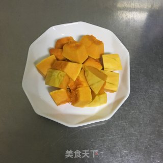 南瓜红豆黑米粥的做法步骤：2