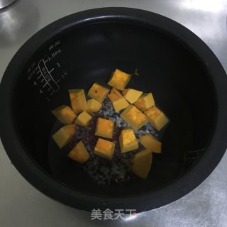 南瓜红豆黑米粥的做法步骤：3