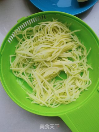 土豆丝煎蛋的做法步骤：2