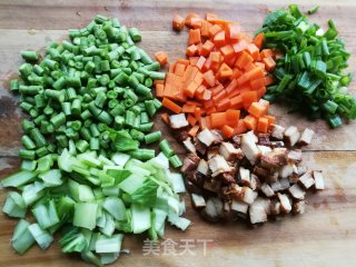 肉丁蔬菜炒饭的做法步骤：1