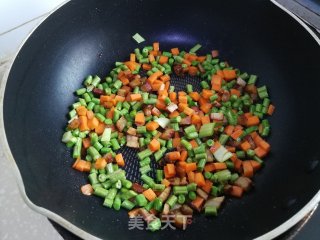 肉丁蔬菜炒饭的做法步骤：3