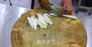 葱爆羊肉的做法步骤：1